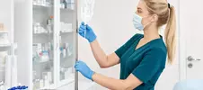 медсестра устанавливает капельницу от похмелья