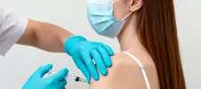 врач проводит процедуру кодирования