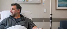 мужчина проходит процедуру вывода из запоя