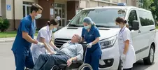 бригада врачей перевозит мужчину в реабилитационный центр